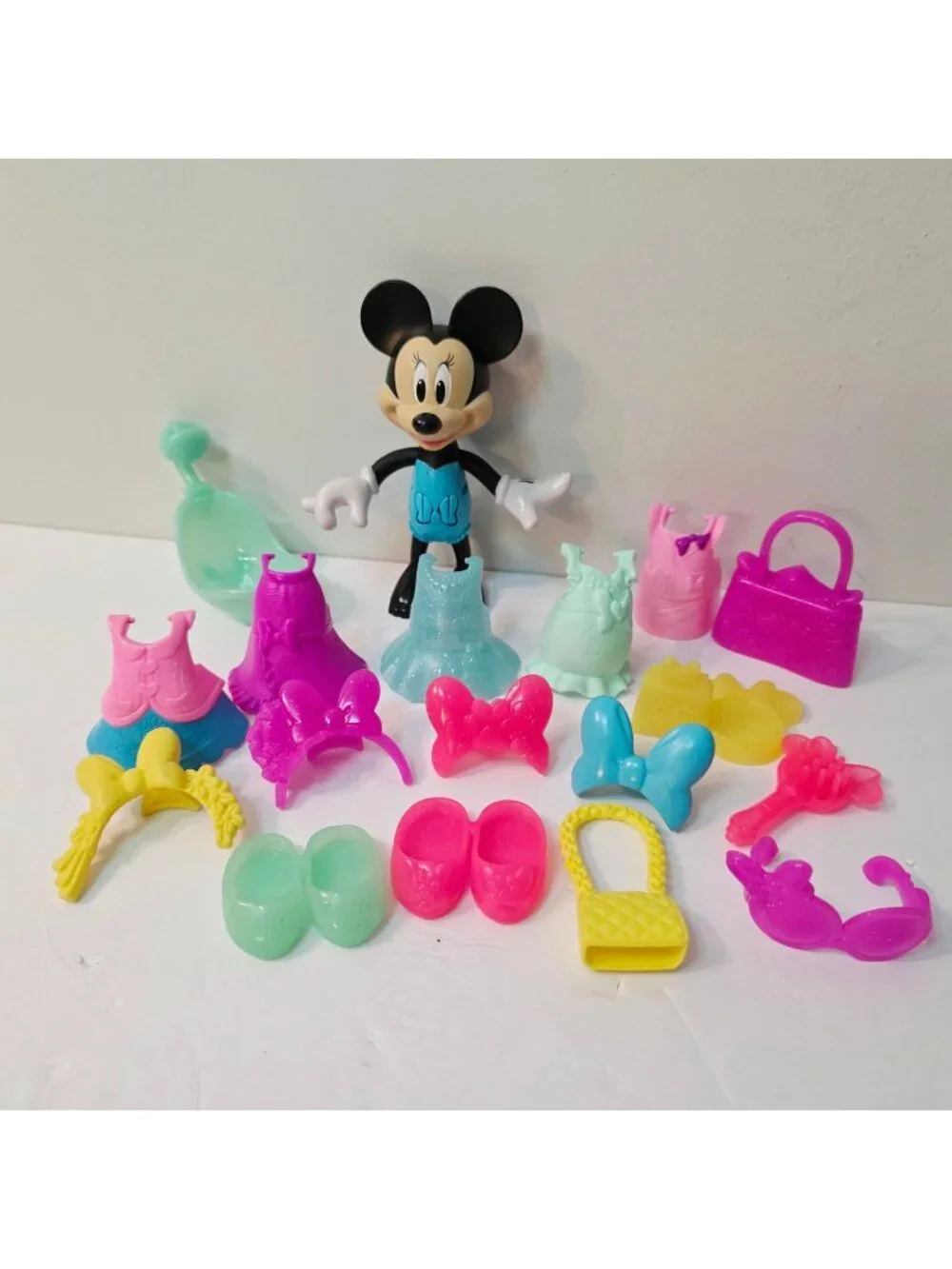 Disney Minnie Mouse Snap N Style Doll Figure Bowtique Outfits Dress Bows Shoes